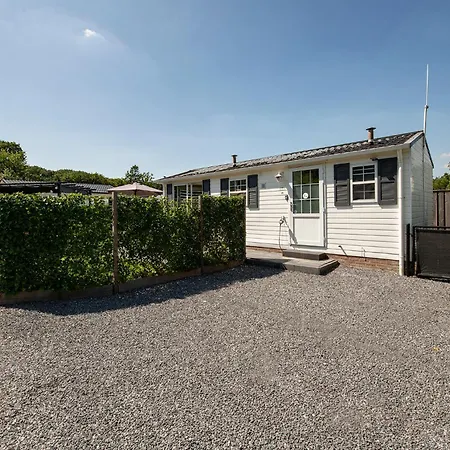 68, Stijlvol & Rustig Tuinverblijf Met Lounge & Airco! Nabij Efteling בקתה